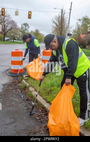 Detroit, Michigan – Freiwillige von der Morningside Community Organization säubern Müll aus einer Straße in ihrer Nachbarschaft. Stockfoto