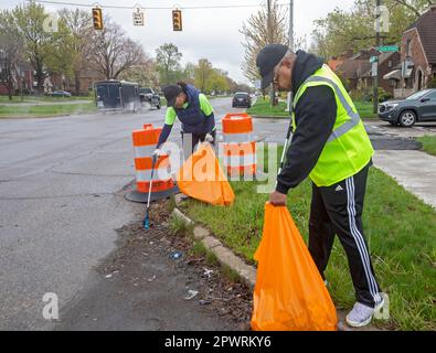 Detroit, Michigan – Freiwillige von der Morningside Community Organization säubern Müll aus einer Straße in ihrer Nachbarschaft. Stockfoto