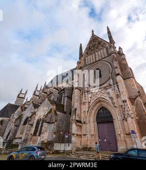 Orleans, Frankreich - 21. JANUAR 2022: Die Kirche Saint-Aignan ist eine Kollegialkirche im Bourgogne-Viertel von Orleans am Nordufer der Loire, Stockfoto