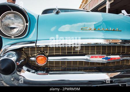 Nahaufnahme des Grills und der Stoßstange eines marineblauen 1950er Chevrolet Belair Stockfoto