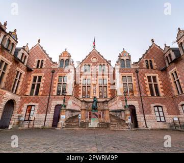 Orleans, Frankreich - 21. Januar 2022: Das Groslot Hotel ist ein privates Herrenhaus aus dem 16. Jahrhundert in Orléans, im Departement Loiret des Centre-Val de Stockfoto