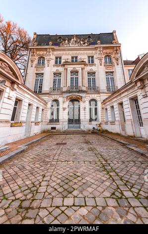 Orleans, Frankreich - 21. JANUAR 2022: Außenansicht des Hotels Caisse d'Epargne in Orleans, Frankreich. Stockfoto