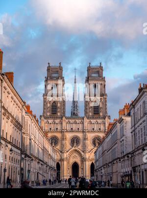 Orleans, Frankreich - 21. JANUAR 2022: Rue Jeanne d'Arc, Avenue of Joan of Arc in Orleans, Loire Valley, Frankreich. Stockfoto