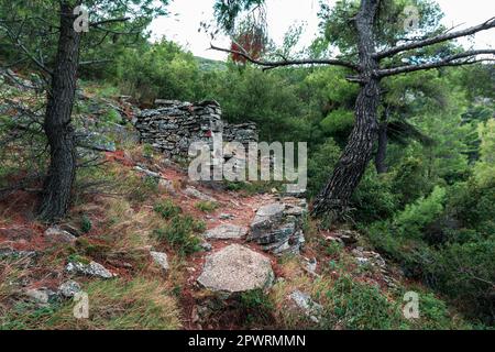 Teil eines verlassenen Penteli-Marmorbruchs in Attika, Griechenland. Penteli ist ein Berg, 18 km nördlich von Athen, von dem aus Stein für die Knackis geliefert wurde Stockfoto