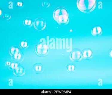 Seifenblasen auf blauem Hintergrund, blau selektiv Stockfoto