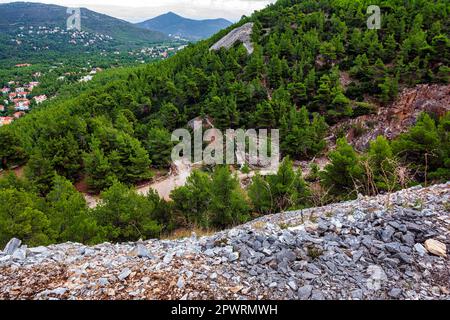 Teil eines verlassenen Penteli-Marmorbruchs in Attika, Griechenland. Penteli ist ein Berg, 18 km nördlich von Athen, von dem aus Stein für die Knackis geliefert wurde Stockfoto