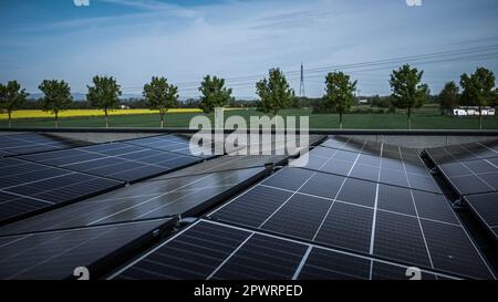 Sonnenkollektoren auf dem Dach Stockfoto