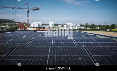 Sonnenkollektoren auf dem Dach Stockfoto