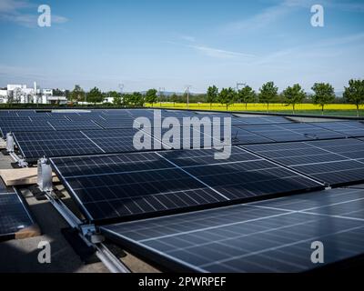 Sonnenkollektoren auf dem Dach Stockfoto