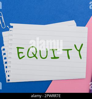 Schild mit der Aufschrift „Equity“, ein Wort über die Qualität der Fairness und der Unparteilichkeit ohne Rasse, eine Hand Unity Stockfoto