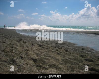 Vater und Sohn baden am Strand von Riva Trigoso Stockfoto