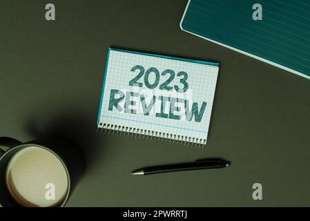 Konzeptionelle Bildunterschrift 2023 Rückblick, Wort für die Anzeige wichtiger Ereignisse oder Aktionen, die im Vorjahr durchgeführt wurden Stockfoto