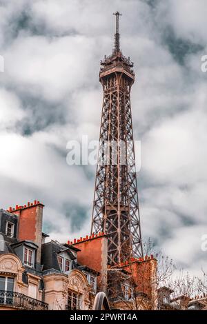 Der berühmte Eiffelturm, schmiedeeiserner Gitterturm, der von Gustave Eiffel auf dem Champs de Mars in Paris, Frankreich, entworfen wurde. Stockfoto