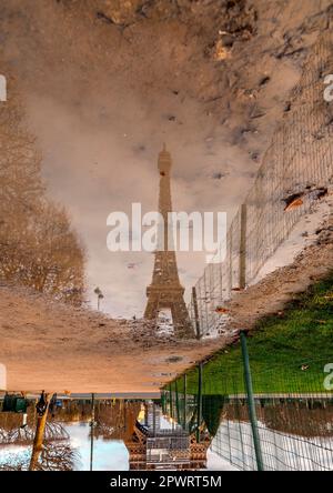 Reflexion des berühmten Eiffelturms, schmiedeeiserner Gitterturm, entworfen von Gustave Eiffel auf dem Champ de Mars in Paris, Frankreich. Stockfoto