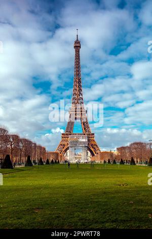 Der berühmte Eiffelturm, schmiedeeiserner Gitterturm, der von Gustave Eiffel auf dem Champs de Mars in Paris, Frankreich, entworfen wurde. Stockfoto