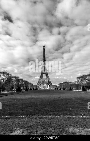 Der berühmte Eiffelturm, schmiedeeiserner Gitterturm, der von Gustave Eiffel auf dem Champs de Mars in Paris, Frankreich, entworfen wurde. Stockfoto