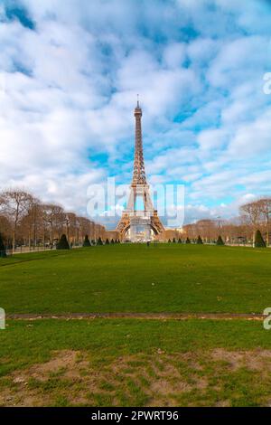 Der berühmte Eiffelturm an einem sonnigen Wintertag, schmiedeeiserner Gitterturm auf dem Champ de Mars in Paris, Frankreich. Stockfoto