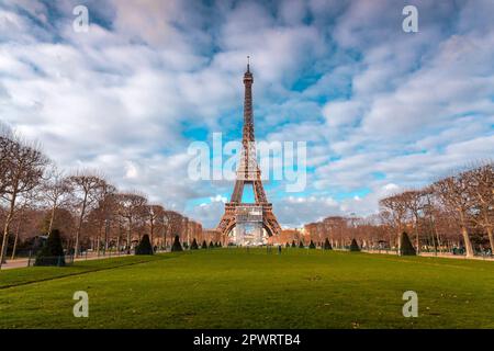 Der berühmte Eiffelturm, schmiedeeiserner Gitterturm, der von Gustave Eiffel auf dem Champs de Mars in Paris, Frankreich, entworfen wurde. Stockfoto