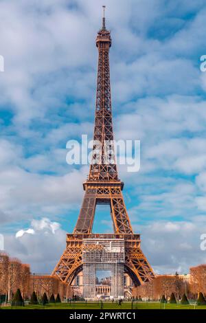 Der berühmte Eiffelturm, schmiedeeiserner Gitterturm, der von Gustave Eiffel auf dem Champs de Mars in Paris, Frankreich, entworfen wurde. Stockfoto