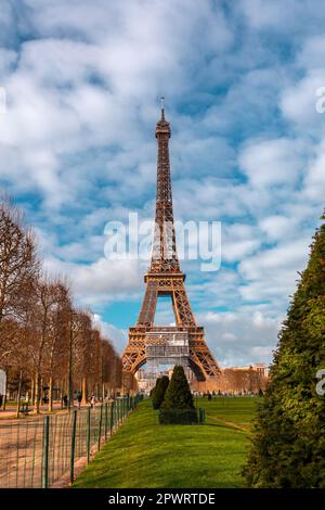 Der berühmte Eiffelturm, schmiedeeiserner Gitterturm, der von Gustave Eiffel auf dem Champs de Mars in Paris, Frankreich, entworfen wurde. Stockfoto