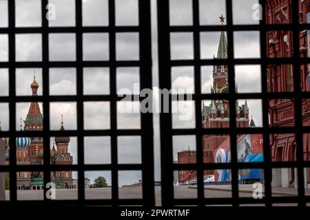 Moskau, Russland. 1. Mai 2023. Ein Blick auf den leeren Roten Platz ist für die Vorbereitung der Siegesparade mit dem St. Basilius-Kathedrale und Spasskaya-Turm in Moskau, Russland. Die Parade findet am 9. Mai auf dem Roten Platz in Moskau statt, um 78 Jahre des Sieges im Zweiten Weltkrieg zu feiern. Nikolay Vinokurov/Alamy Live News Stockfoto