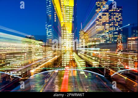 Die künstlich beleuchteten Wolkenkratzer der Skyline von Frankfurt am Main am Abend werden mit Zoomeffekt aufgenommen Stockfoto