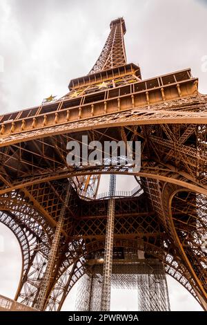 Der berühmte Eiffelturm an einem sonnigen Wintertag, schmiedeeiserner Gitterturm auf dem Champ de Mars in Paris, Frankreich. Stockfoto