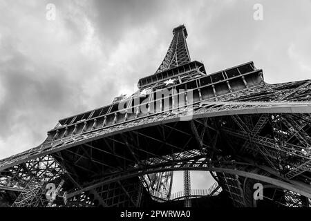 Der berühmte Eiffelturm an einem sonnigen Wintertag, schmiedeeiserner Gitterturm auf dem Champ de Mars in Paris, Frankreich. Stockfoto