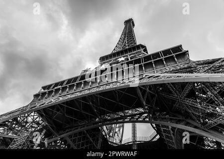 Details des berühmten Eiffelturms, schmiedeeiserner Gitterturm, entworfen von Gustave Eiffel auf dem Champ de Mars in Paris, Frankreich. Stockfoto