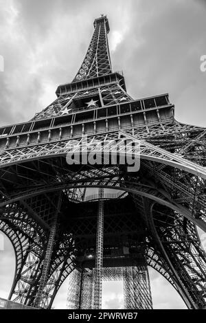 Details des berühmten Eiffelturms, schmiedeeiserner Gitterturm, entworfen von Gustave Eiffel auf dem Champ de Mars in Paris, Frankreich. Stockfoto