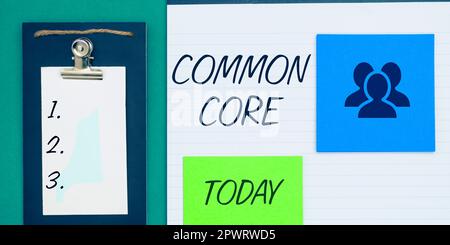 Handschriftliches Schild Common Core, Internet-Konzept-Set akademischer Standards in Mathematik und Englisch Stockfoto