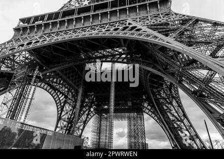 Der berühmte Eiffelturm an einem sonnigen Wintertag, schmiedeeiserner Gitterturm auf dem Champ de Mars in Paris, Frankreich. Stockfoto