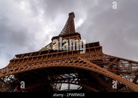 Details des berühmten Eiffelturms, schmiedeeiserner Gitterturm, entworfen von Gustave Eiffel auf dem Champ de Mars in Paris, Frankreich. Stockfoto