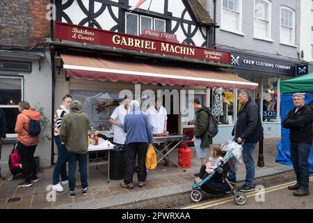 Henley-on-Thames, Oxfordshire, Großbritannien. 1. Mai 2023. Schlange für frisch zubereitete Würstchen. Es war heute ein geschäftiger Tag in Henley-on-Thames in Oxfordshire, wo Familien und Freunde das May Fayre genossen Stockfoto