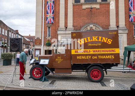 Henley-on-Thames, Oxfordshire, Großbritannien. 1. Mai, 2023. Es war ein geschäftiger Tag in Henley-on-Thames in Oxfordshire heute, als Familien und Freunde das May Fayre genossen. Kredit: Maureen McLean/Alamy Live News Stockfoto