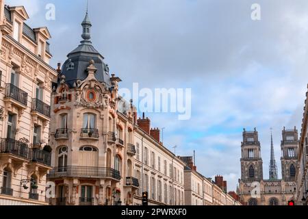 Blick auf die Straße mit typischer Architektur in Orleans, der Präfektur des Departements Loiret und der Region Centre-Val de Loire. Stockfoto