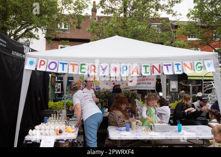 Henley-on-Thames, Oxfordshire, Großbritannien. 1. Mai, 2023. Es war ein geschäftiger Tag in Henley-on-Thames in Oxfordshire heute, als Familien und Freunde das May Fayre genossen. Kredit: Maureen McLean/Alamy Live News Stockfoto