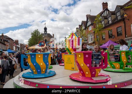 Henley-on-Thames, Oxfordshire, Großbritannien. 1. Mai, 2023. Es war ein geschäftiger Tag in Henley-on-Thames in Oxfordshire heute, als Familien und Freunde das May Fayre genossen. Kredit: Maureen McLean/Alamy Live News Stockfoto