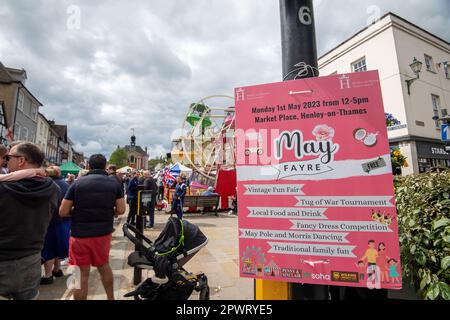 Henley-on-Thames, Oxfordshire, Großbritannien. 1. Mai, 2023. Es war ein geschäftiger Tag in Henley-on-Thames in Oxfordshire heute, als Familien und Freunde das May Fayre genossen. Kredit: Maureen McLean/Alamy Live News Stockfoto