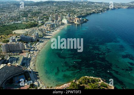 Luftaufnahme atemberaubende Penyal dIfac Naturpark von Penon de Ifach massiven Kalkstein auf dem Mittelmeer, vertäute Schiffe im Hafen von Calpe. Sunn Stockfoto