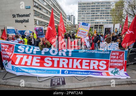 London, Großbritannien. 1. Mai 2023 NHS-Arbeiter nehmen am selben Tag an einem protestmarsch vom St. Thomas' Hospital zum Trafalgar Square Teil, an dem die Krankenschwestern des Royal College of Nursing (RCN) einen 28-stündigen Streik über Gehalt und Bedingungen durchlaufen. Kredit: Stephen Chung / Alamy Live News Stockfoto