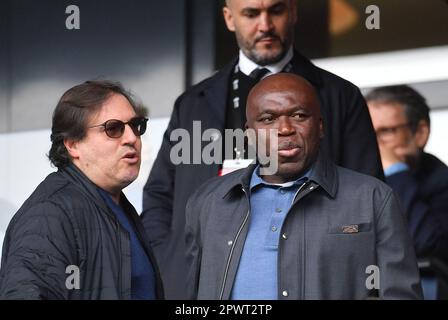 Paris, Frankreich. 30. April 2023. Kylians Vater Wilfrid Mbappé beim Ligue 1 Uber Eats Match zwischen Paris Saint Germain und FC Lorient am 30. April 2023 im Parc des Princes in Paris, Frankreich. Foto von Steve McMay/ABACAPRESS.COM Kredit: Abaca Press/Alamy Live News Stockfoto