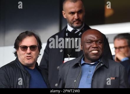 Paris, Frankreich. 30. April 2023. Kylians Vater Wilfrid Mbappé beim Ligue 1 Uber Eats Match zwischen Paris Saint Germain und FC Lorient am 30. April 2023 im Parc des Princes in Paris, Frankreich. Foto von Steve McMay/ABACAPRESS.COM Kredit: Abaca Press/Alamy Live News Stockfoto