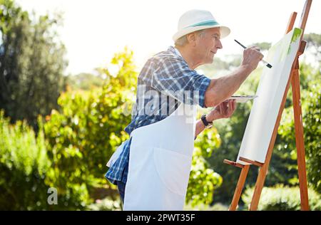 Seine Seele auf seine Leinwand zu legen. Ein älteres Gemälde im Park. Stockfoto