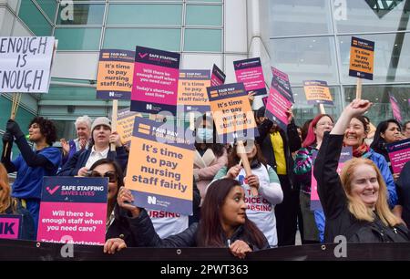 London, Großbritannien. 1. Mai 2023 Royal College of Nursing vor dem University College Hospital, während die Krankenschwestern einen neuen Streik über die Bezahlung beginnen. Kredit: Vuk Valcic/Alamy Live News Stockfoto