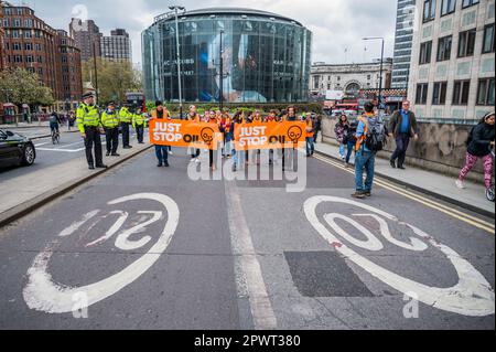 London, Großbritannien. 1. Mai 2023. Stoppt einfach den Ölprotest außerhalb von Waterloo. Das übergeordnete Ziel der Gruppe besteht darin, die Regierung dazu zu bewegen, alle neuen Ölfelder zu stoppen. Als Teil der Bemühungen, die Klimakrise zu vermeiden. Kredit: Guy Bell/Alamy Live News Stockfoto