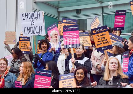 London, Großbritannien. 1. Mai 2023 Royal College of Nursing vor dem University College Hospital, während die Krankenschwestern einen neuen Streik über die Bezahlung beginnen. Kredit: Vuk Valcic/Alamy Live News Stockfoto