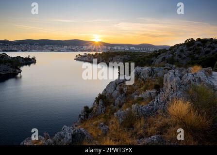 sonnenaufgang über der Bucht von Sibenik in Kroatien Stockfoto