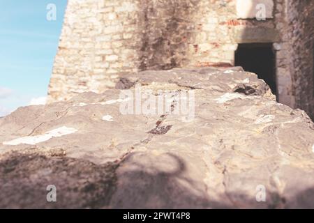 Niedriger Winkel Blick auf eine Steinmauer, die zu einem Eingang führt. Speicherplatz kopieren. Stockfoto