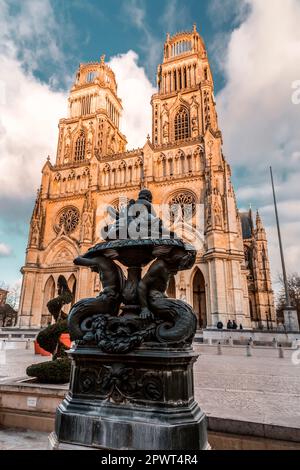 Zierbrunnen am Sainte-Croix Square, gegenüber der Sainte-Croix Kathedrale in Orleans, Frankreich. Stockfoto